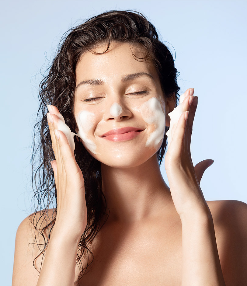 Foto di una ragazza che si mette la crema
