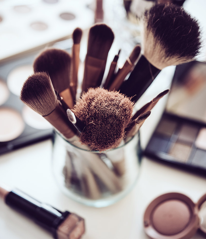 Bicchiere con pennelli per il trucco