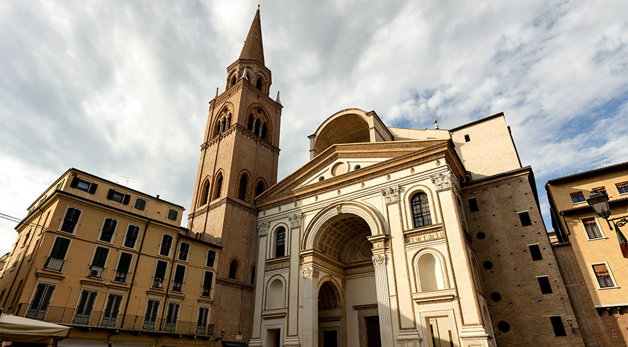 Foto della Basilica di Sant'Andrea a Mantova vista da fuori