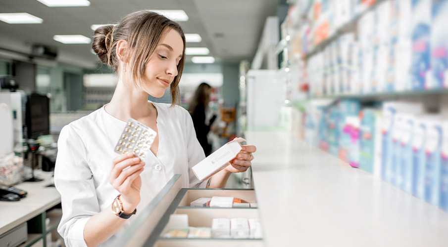 Farmacista al banco seleziona medicinale
